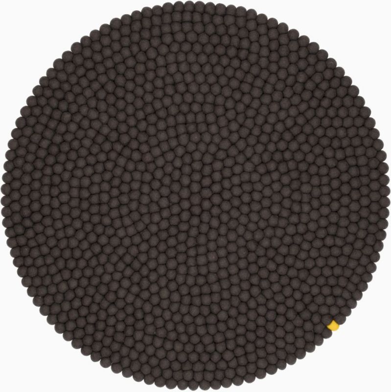 Big One myfelt Teppich, runder Filzteppich aus vielen dunklen Filzkugeln, Durchmesser 200 cm.